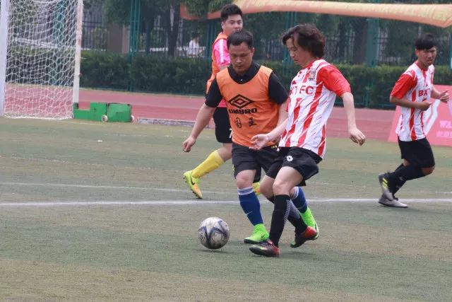 库里复出24分普尔空砍24分 勇士力克奇才4连胜